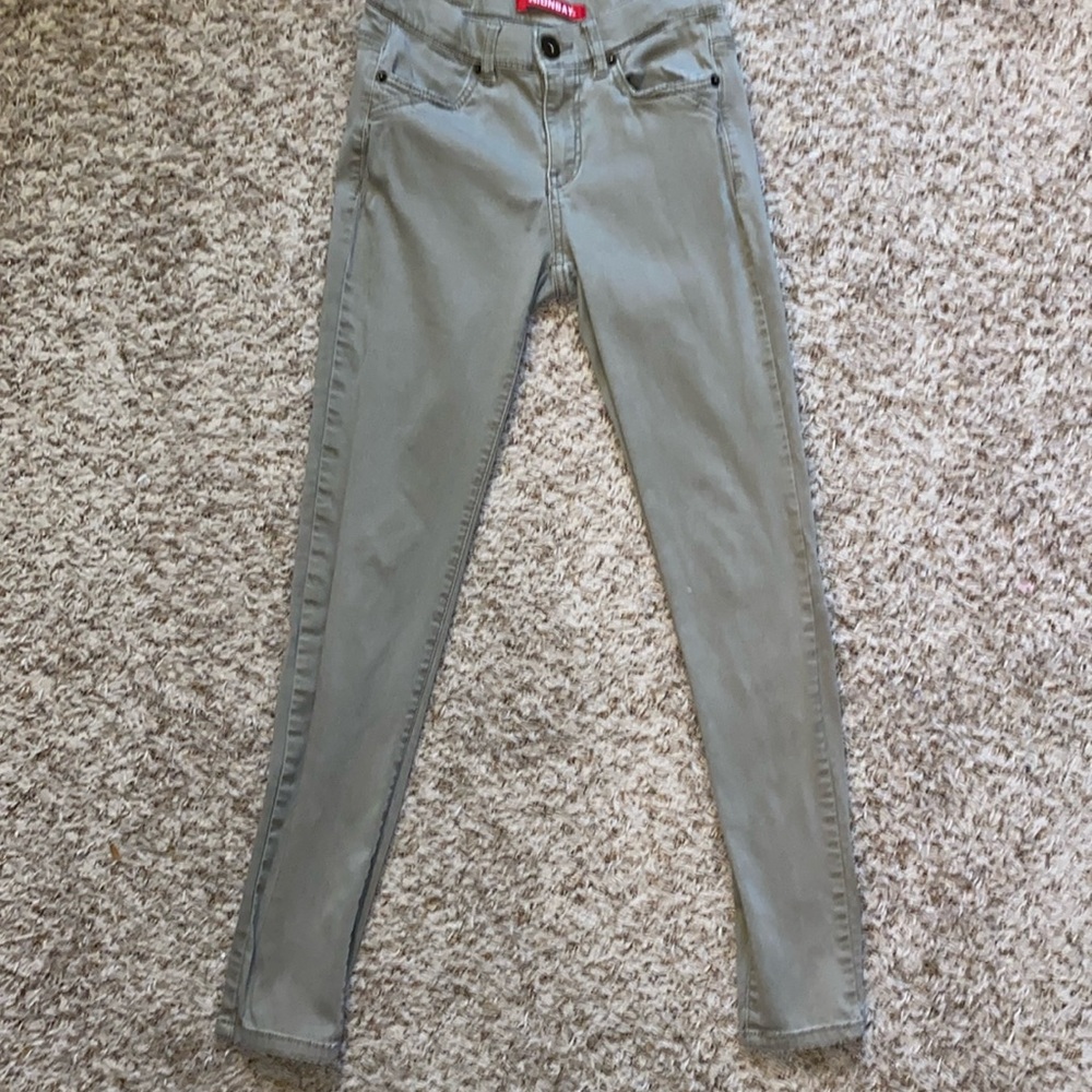 Juniors size 3 Unionbay skinny khaki pants. Low rise waist.